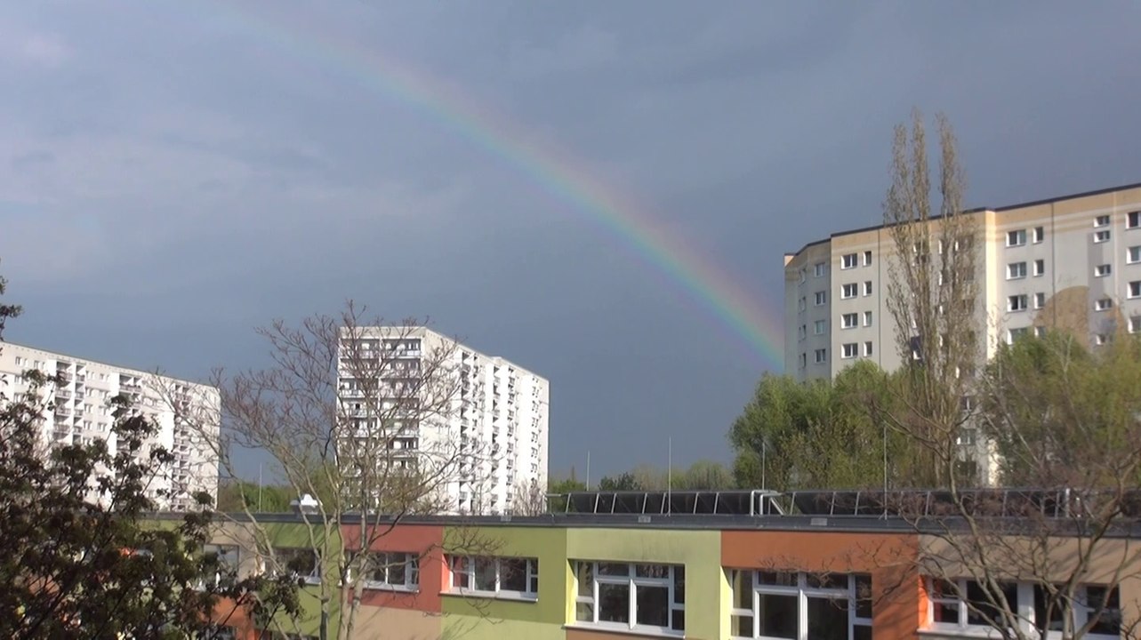 Regenbogen am Himmel über Berlin-Marzahn