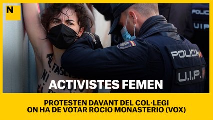 Activistes de Femen protesten davant del col·legi San Agustín, on ha de votar Rocío Monasterio (VOX).