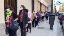 Largas colas para votar a primera hora en los colegios de Madrid