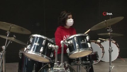 Otizmli Fatma'nın tek hayali "Gripin" ile sahneye çıkmak