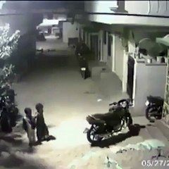 4 köpeği tek başına kovalayan yürek yemiş ufaklık