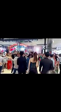 Ngọc Trinh liên tiếp bị đạp vào váy tại sự kiện