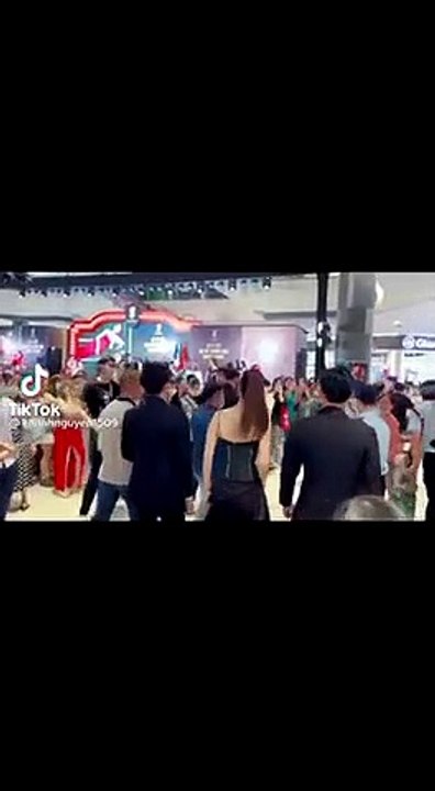 Ngọc Trinh liên tiếp bị đạp vào váy tại sự kiện