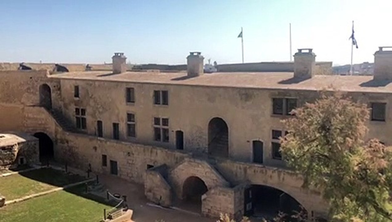 Travaux acrobatiques au Fort de Bouc