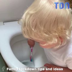 Ce petit nettoie les toilettes avec... sa brosse à dents !