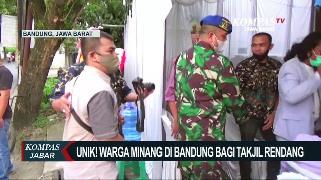 Unik! Warga Minang di Bandung Bagi Takjil Rendang