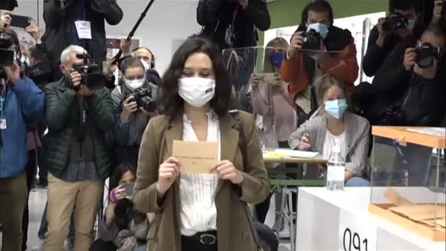 Ayuso vota pasadas las 10 de la mañana en el distrito de Chamberí