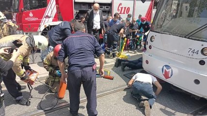 Haseki'de bir kişi tramvayın altında kaldı, kurtarma çalışmaları sürüyor