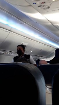Cette personne trouve un moyen amusant pour divertir son enfant dans un avion