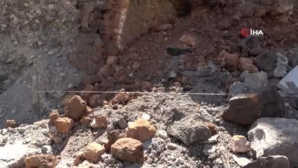 Yıkılan caminin altından buğday ambarı çıktı