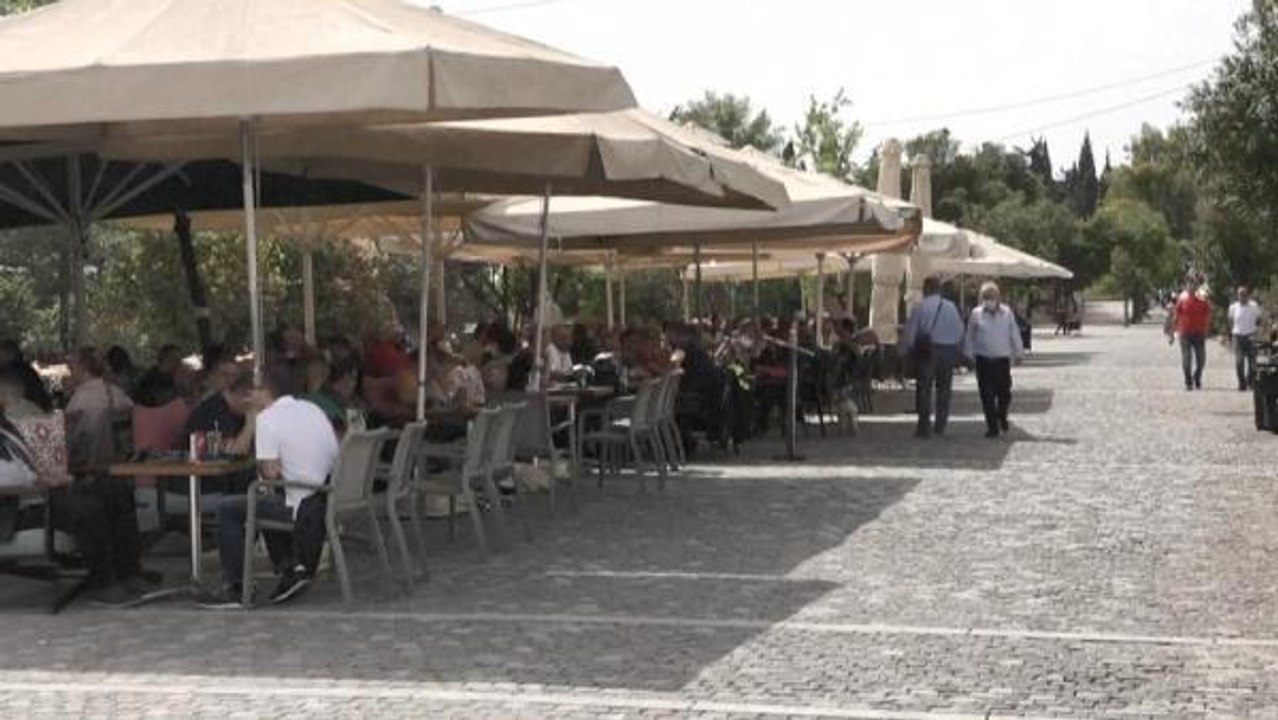 Yunanistan'da restoran ve kafeler yeniden açıldı