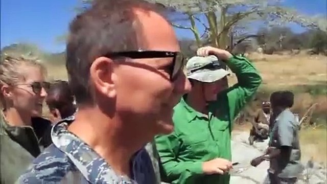 Un archer américain initie une tribu de chasseurs à l'arc moderne