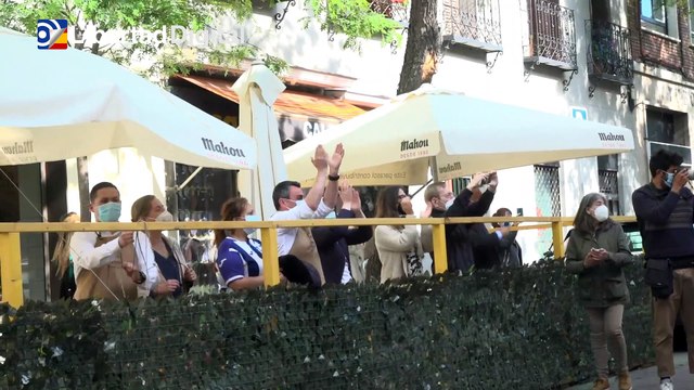 Ayuso recibida entre aplausos y abrazos a su llegada al colegio electoral