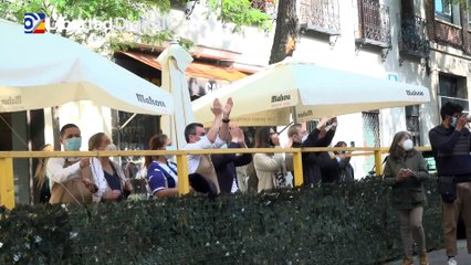 Ayuso recibida entre aplausos y abrazos a su llegada al colegio electoral