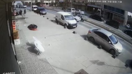Son dakika haberleri... ARNAVUTKÖY'DE MOTOSİKLETİN OTOMOBİLE ÇARPMA ANI KAMERADA