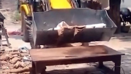 Hindistan'da durum vahim! Cesetler 280 TL'ye kiralanan dozerlerle taşınıyor