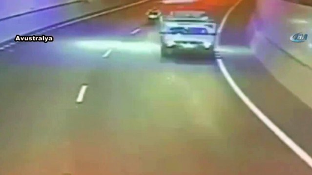 Kamyonetten yatak fırladı, faciadan son anda dönüldü!