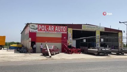 Elektrik direği otomobilin üzerine devrildi