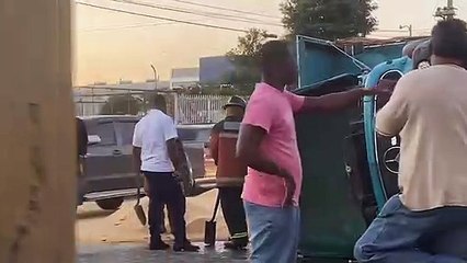 Camión volcado produce largo taponamiento en autopista Duarte