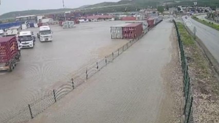 İşçileri taşıyan servis aracı devrilmesi güvenlik kamerasına yansıdı