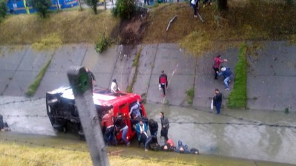 Accidente de bus que cayó a caño en Bogotá deja cerca de 20 personas lesionadas