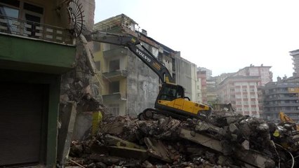 Yıkılan binanın hafriyatı yan binadaki evin yatak odasına doldu