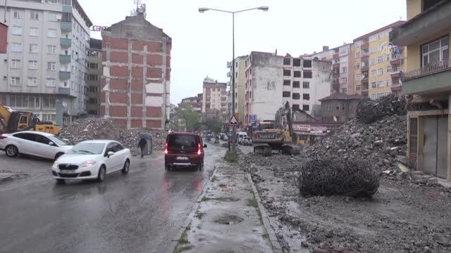 Yol genişleme çalışması için bir binanın yıkım işlemleri sırasında yan apartmanın duvarı zarar gördü