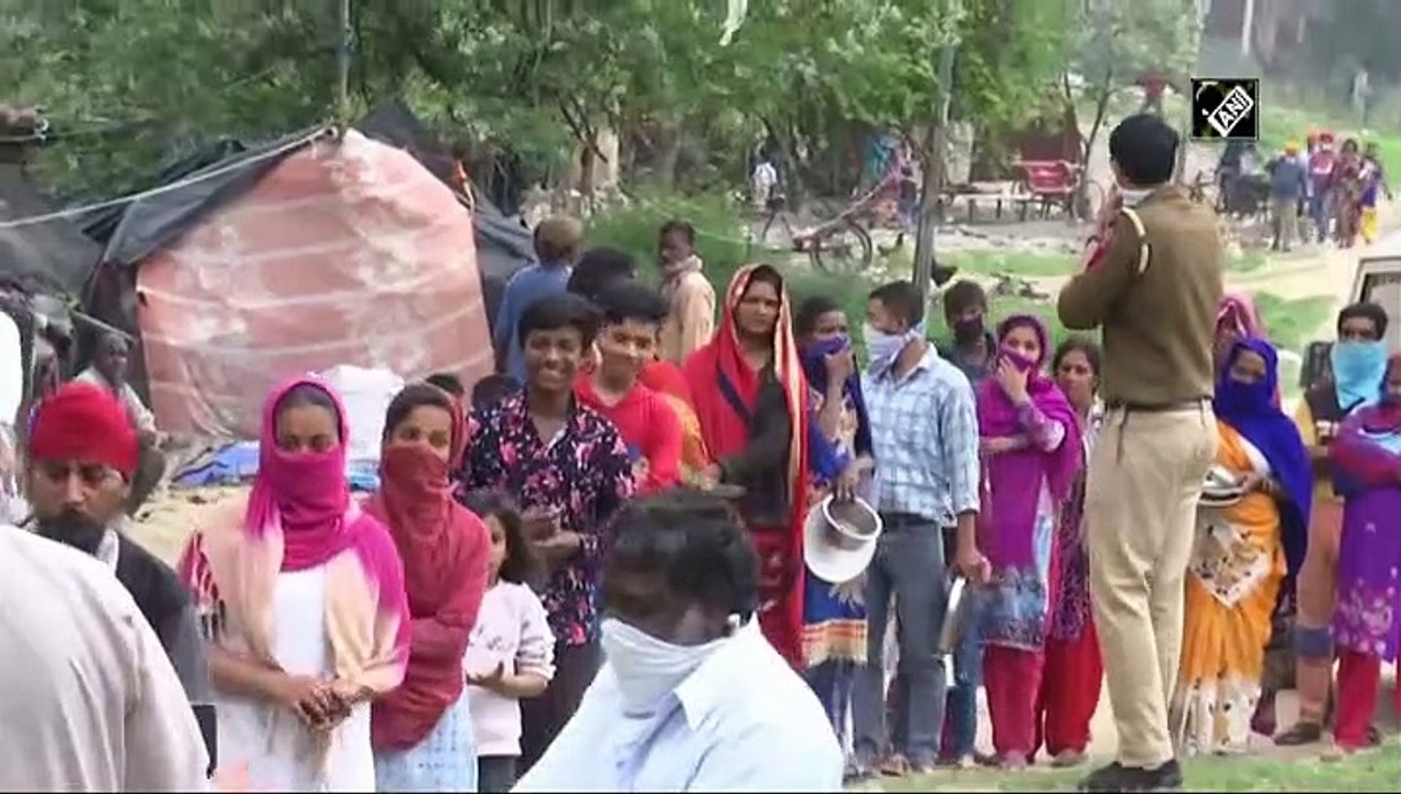 नई दिल्ली में कोरोना रोगियों और उनके परिवारों को मुफ्त भोजन परोस रहें सिख