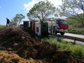 Hafriyat yüklü belediye kamyonu devrildi: 1 yaralı