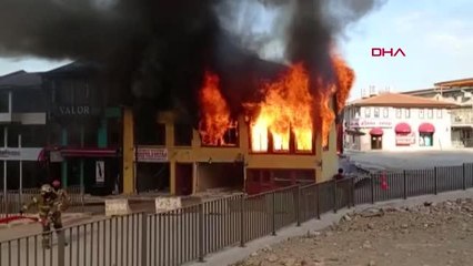 BURSA TARİHİ HANLAR BÖLGESİ'NDE BULUNAN METRUK BİNADA YANGIN