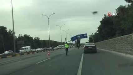 Kamyonun damperi yol işaret tabelasında asılı kaldı