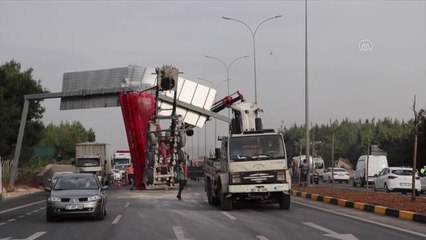 GAZİANTEP - Tırın seyir halindeyken açılan dorsesi yön tabelasına takıldı