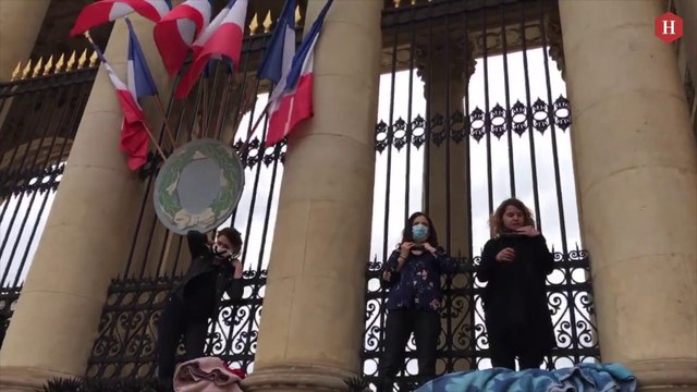 Loi climat : des militantes d'Extinction Rebellion cadenassées à l'Assemblée nationale