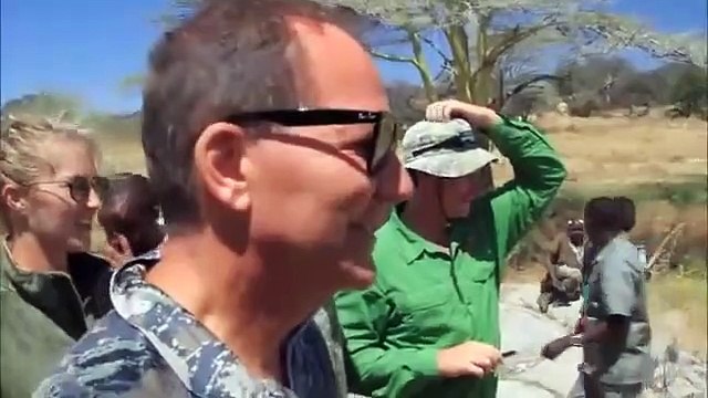 Un archer américain initie une tribu de chasseurs à l'arc moderne... Réaction incroyable