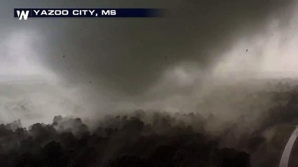 Un drone filme une tornade au plus près