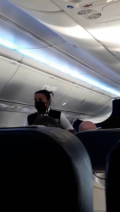 Ce papa a trouvé un moyen amusant pour divertir son enfant dans un avion