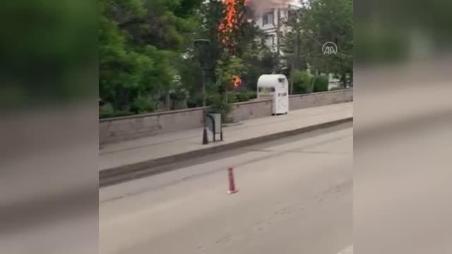 KIRIKKALE - Parkta çıkan yangın itfaiye ekiplerince söndürüldü