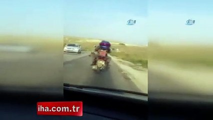 Motosiklette tehlikeli yolculuk