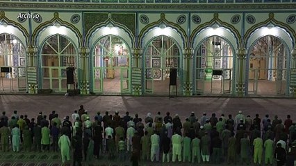 Una procesión religiosa en pleno covid-19 reúne a miles de personas en Pakistán