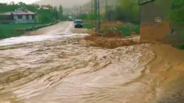 Sağanak ve dolu tarım arazilerinde hasara neden oldu