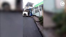 Ônibus atinge igreja em Cachoeiro