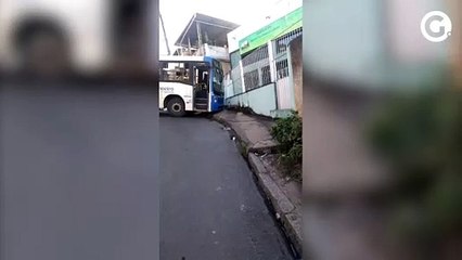 Ônibus atinge igreja em Cachoeiro
