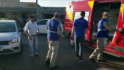Carro e moto se envolvem em acidente na Rua Europa, no Bairro Periolo