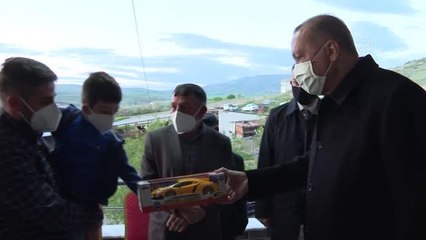 Cumhurbaşkanı Erdoğan, Ankara'nın Ayaş ilçesinde hayvancılıkla uğraşan bir aileye iftarda konuk oldu