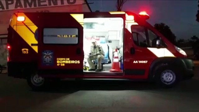 Motocicleta tem a frente destruída ao bater contra carro na Rua Paraná, no São Cristóvão