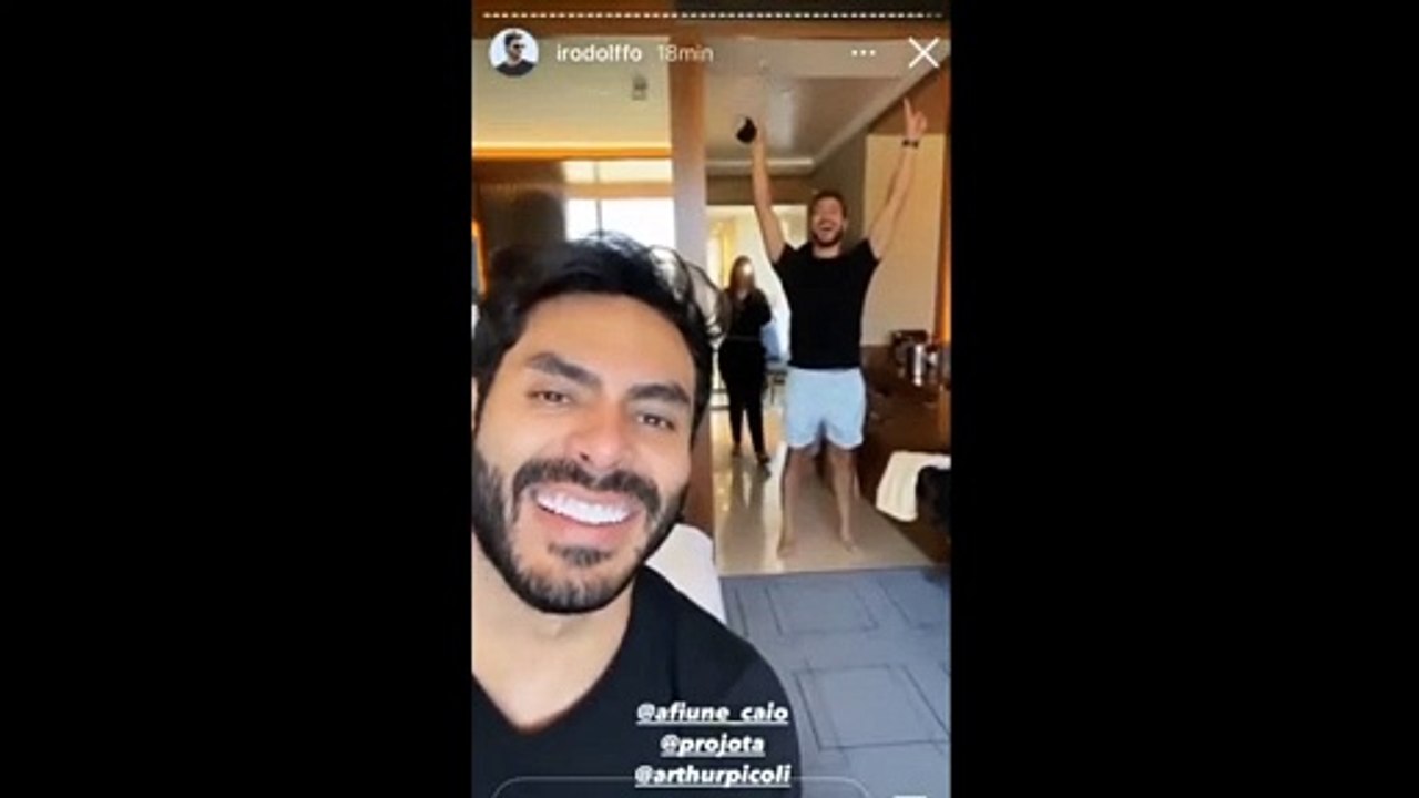 Confinados no hotel à espera da final do BBB21, brothers confraternizam