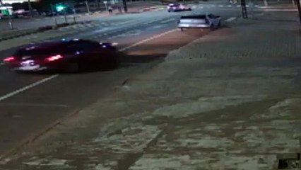 Câmera mostra momento em que Fox que estava estacionado é atingido na traseira, na Avenida Barão do Rio Branco