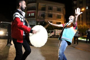 Elazığ'da geleneksel '23. sahur halayı'nın tadını temizlik görevlileri çıkardı