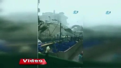 Şiddetli fırtına pazar yerini bu hale getirdi