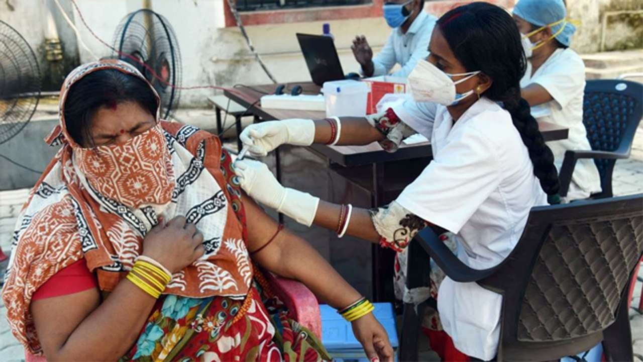 Coronavirus की Vaccine लेने से पहले भूलकर भी ना खाएं ये दो चीजें, वरना होगी परेशानी । Boldsky